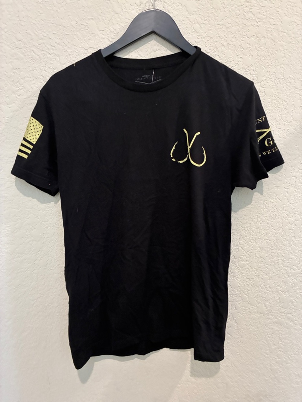 Grunt Style Black Short-Sleeve Men's Tee with Gold Accents